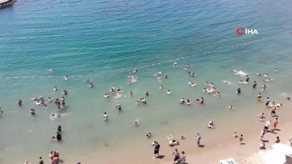 Sıcaklıklar arttı, vatandaşlar soluğu Caddebostan Plajı'nda aldı