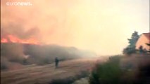 شاهد: عناصر الإطفاء يسابقون الزمن لإخماد حرائق اليونان