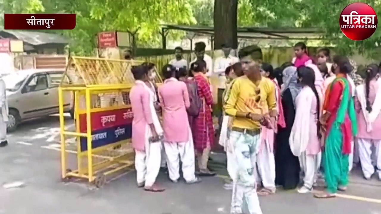 बीए के छात्रों की परीक्षा न होने से नाराज छात्रों ने किया हंगामा, जिला प्रशासन ने दिया आश्वासन