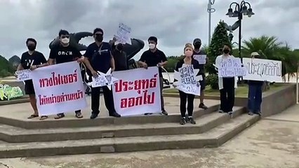 ชาวบ้านปะทะม็อบ ทวงคืนวัคซีนไฟเซอร์พร้อมขับไล่ "พล.อ.ประยุทธ์"