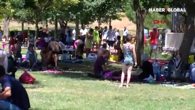 Sahiller doldu taştı, mesire alanları boş kaldı