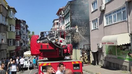 Fatih'te hurdalık alanda yangın çıktı