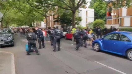 Berlin'de izinsiz korona protestolarında göstericiler ile polis arasında arbede