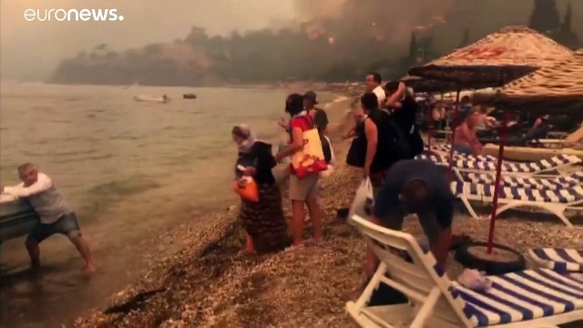 Mazı'da alevlerin evlere sıçraması üzerine vatandaşlar botlarla tahliye edildi