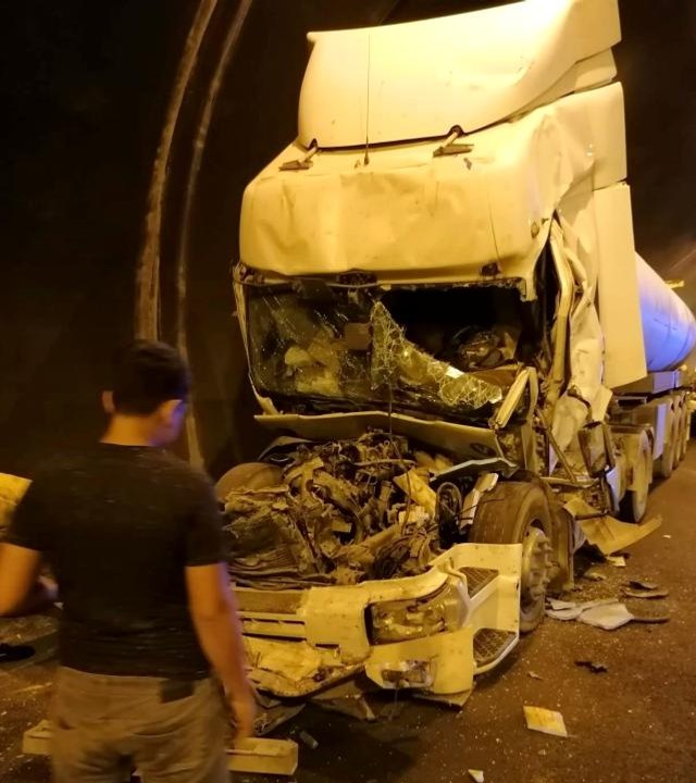 Kazada sıkışan tır sürücüsünü itfaiye ve sağlık ekipleri kurtardı