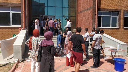 KPSS'YE GİRECEK ADAYLARLA GÖREVLİLER ARASINDA 'SAAT' KRİZİ