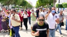 الرئيس التونسي يقوم بجولة تفقدية في شارع الحبيب بورقيبة