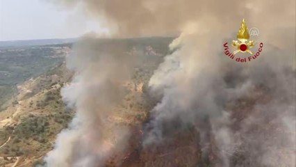 Son dakika haberi... İtalya'da orman yangınlarını söndürme çalışmaları sürüyor