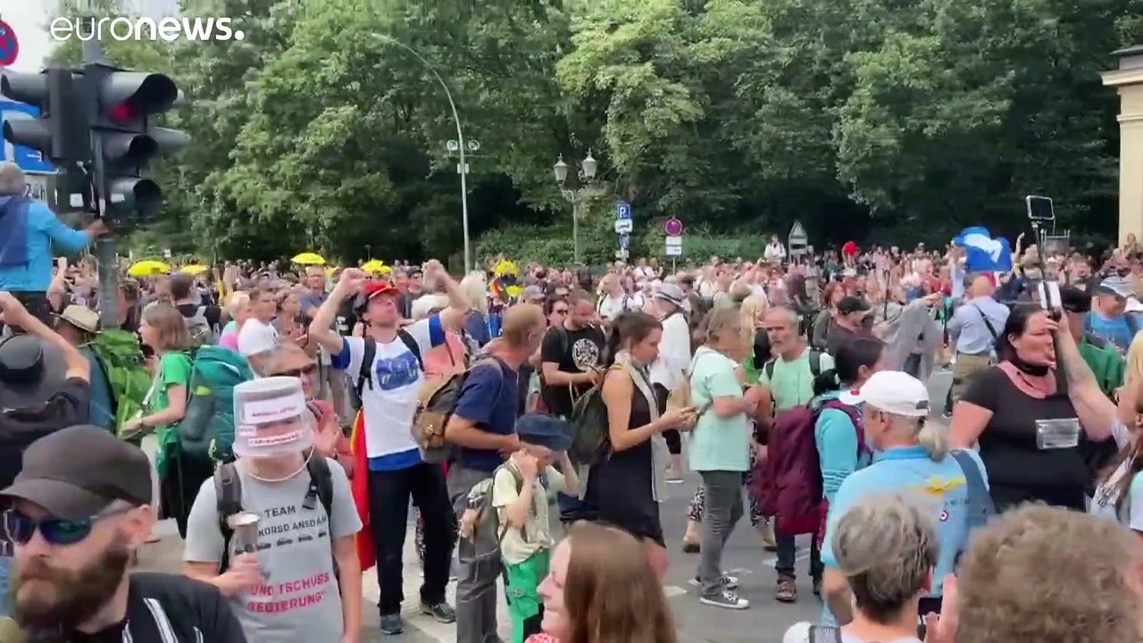 Rund 500 festnahmen bei protest gegen corona-regeln in berlin