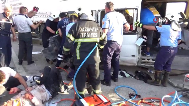 Tır, tarım işçilerini taşıyan minibüse çarptı: 3 ölü 18 yaralı