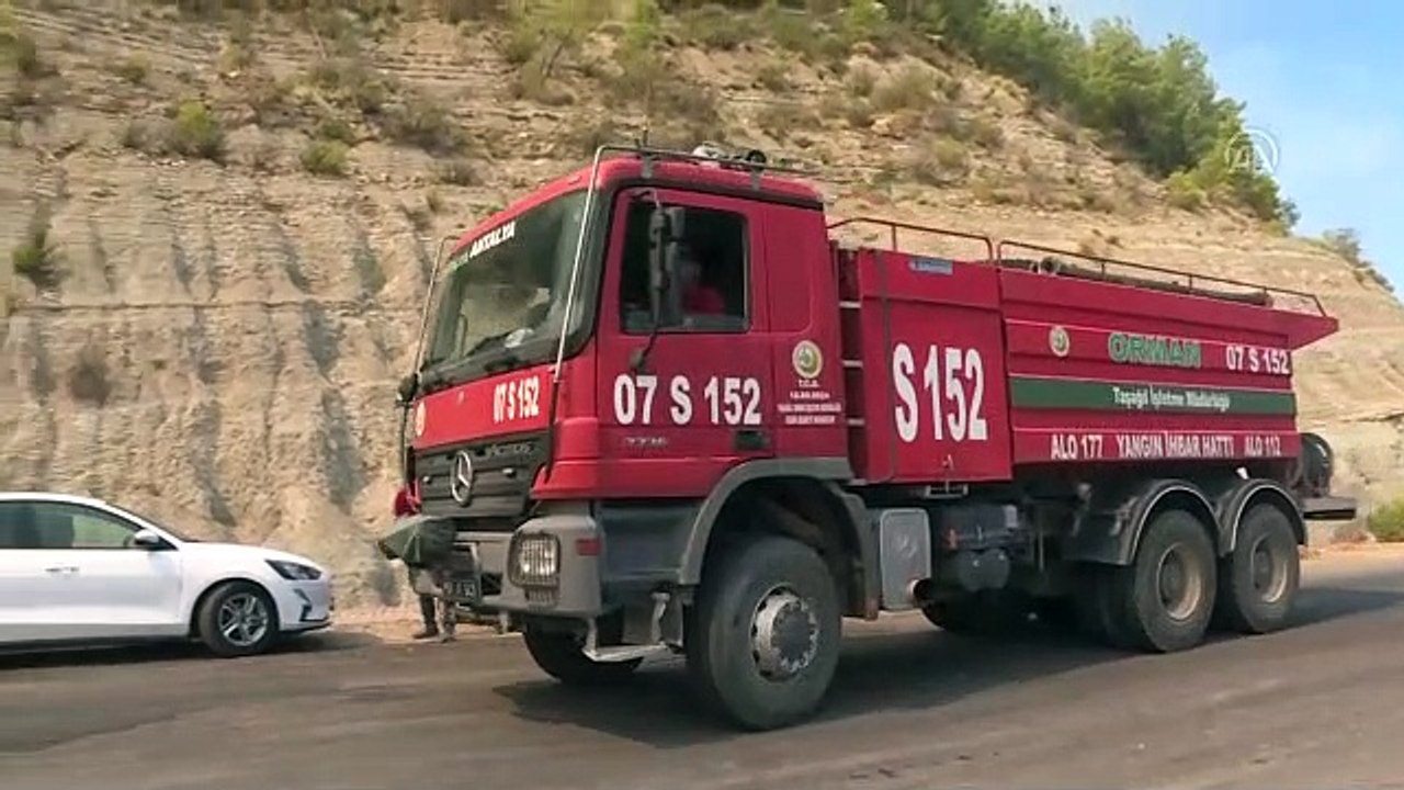 Rüzgarın etkisiyle bir anda büyüyen alevler bölgedekilere zor anlar yaşattı.