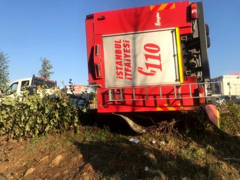 Avcılar'da itfaiye aracı devrildi: 2 yaralı