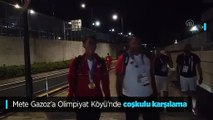 Mete Gazoz, Olimpiyat Köyü'nde coşkulu bir şekilde karşılandı.