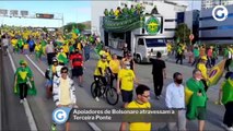 Apoiadores de Bolsonaro atravessam a Terceira Ponte