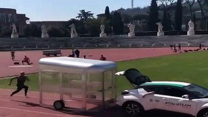 Jacobs corre veloce come un'auto, l'allenamento - video