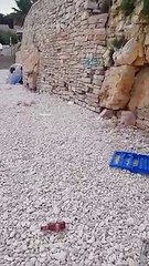 Biscegile: una bandiera blu umiliata dall'inciviltà: plastica abbandonata sulla spiaggia in un video inviato a PugliaReporter.com