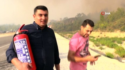 Vatandaşlar mahalleye yaklaşan alevlere yangın söndürme tüpüyle müdahale etti