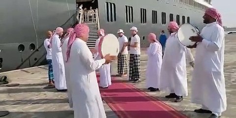 الأردن.. استقبال فريد من نوعه لباخرة سياحية تقل رجال أعمال سعوديين