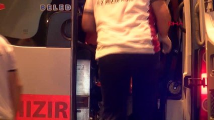 İSTANBUL-KARTAL'DA KAMYONET İLE HAFİF TİCARİ ARAÇ KAFA KAFAYA ÇARPIŞTI: 2 YARALI