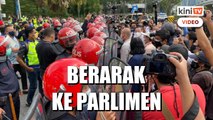 'Muhyiddin letak jawatan!' - Pembangkang berarak ke Parlimen