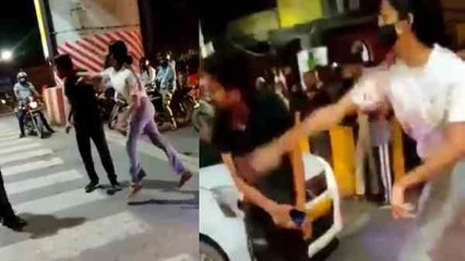VIDEO: बीच सड़क पर युवती ने किया हाई-वोल्टेज ड्रामा, ड्राइवर को गाड़ी से निकालकर जड़े तमाचे पे तमाचे