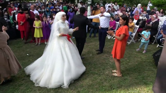 İki kardeş aynı düğünde evlendi