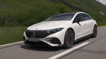 The new Mercedes-Benz EQS 580 4MATIC in Diamond white Driving Video