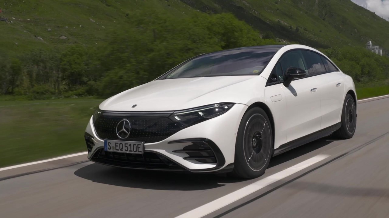 The new Mercedes-Benz EQS 580 4MATIC in Diamond white Driving Video