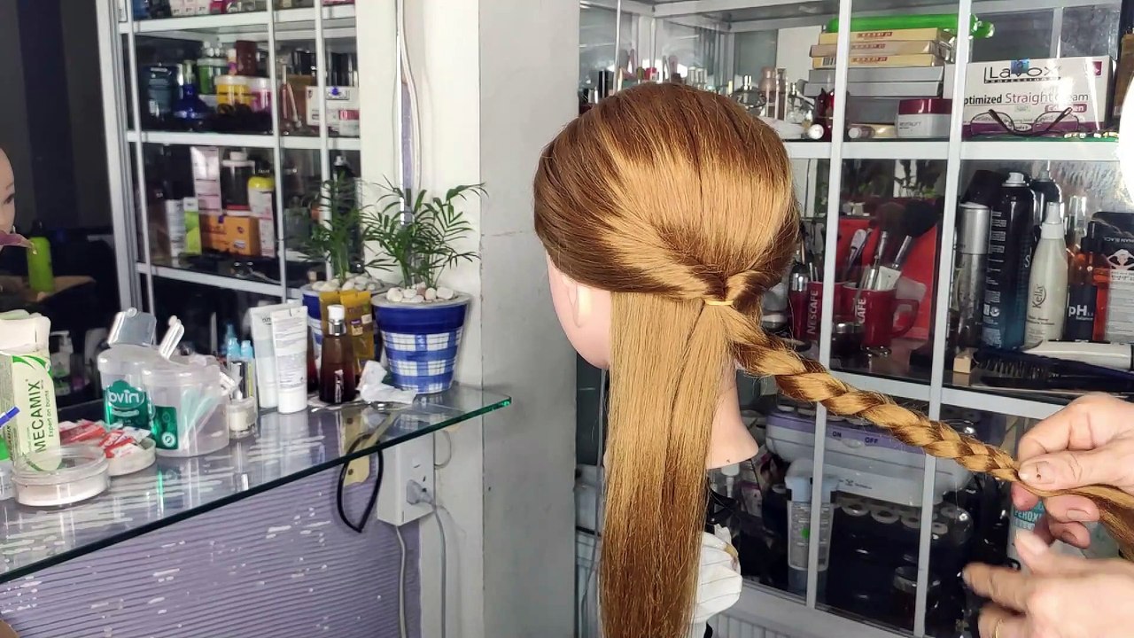 Kiểu Búi Tóc Cột Bím Tóc Rồi Kết Thành Búi Tóc Để Đi Dư Tiệc Dành Cho Phụ Nữ Trung Niên - Kiểu 135