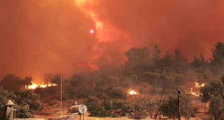 Filmlere sahne oluyordu, yangınla boğuşuyor