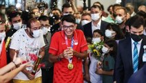 Tokyo Olimpiyatları'nda şampiyon olan Mete Gazoz, yurda dönüşünde konfetilerle karşılandı