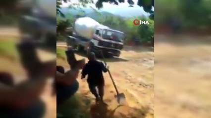 Mücadele yetersiz kaldı, beton mikseri böyle devrildi