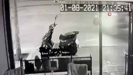 Kontrolden çıkan motosiklet devrilip sürüklendi, sürücü ve oğlu yaralandı