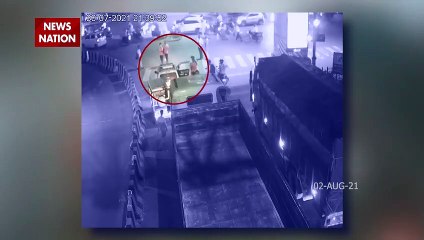 Lucknow : पुलिस के सामने लड़की ने कैब ड्राइवर को पहले पीटा, फिर फोन तोड़ा !