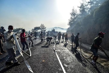 Marmaris'te ekipler ve vatandaşlar omuz omuza mücadele verdi