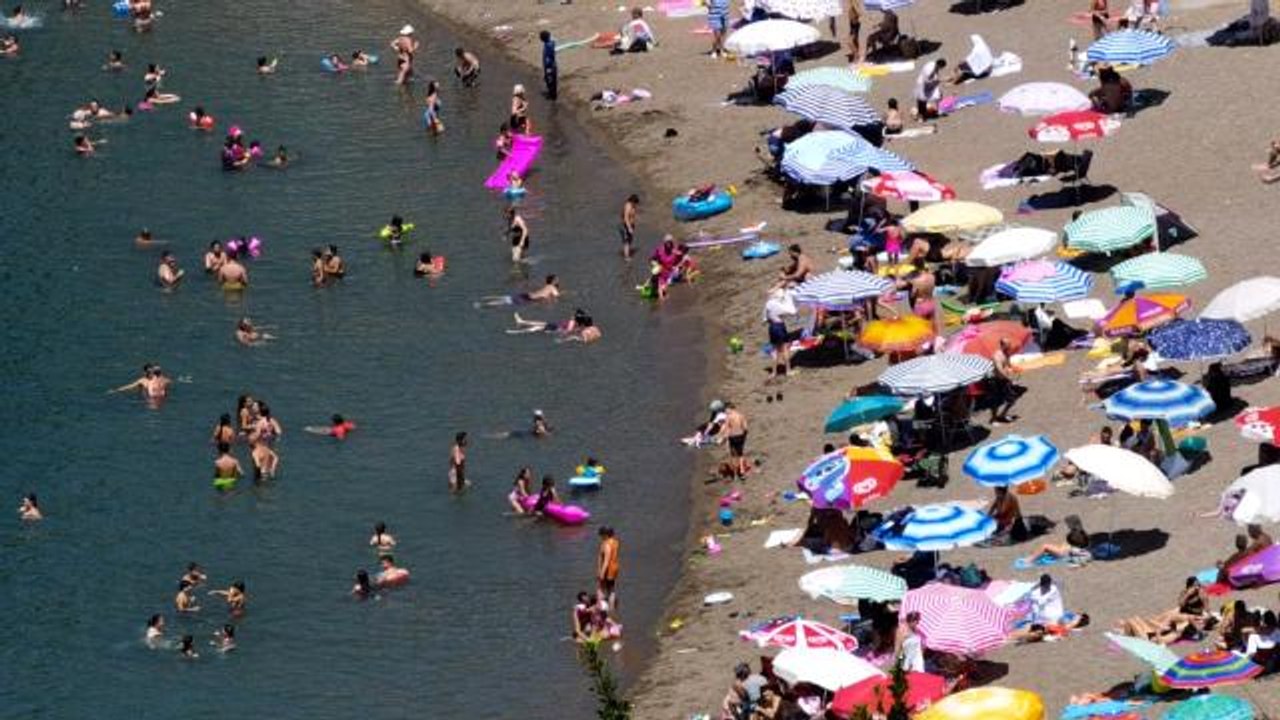 Hava sıcaklığı 28 dereceye ulaştı, vatandaş plaja akın etti