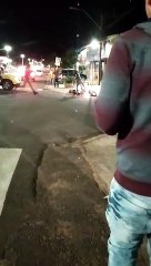 Após perseguição policial, adolescente colide moto contra viatura da PM e cai no chão, e acaba detido
