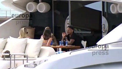 Neymar disfruta de una jornada en alta mar con amigos en Ibiza