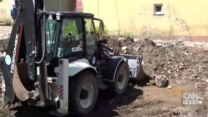 Çaldıran'daki selde araçlar sürüklendi