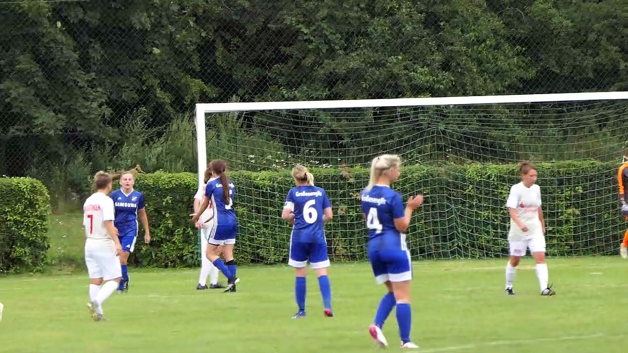 Foulelfmeter von Jana Schwab (Großenenglis) beim Test bei Rot-Weiß Göttingen