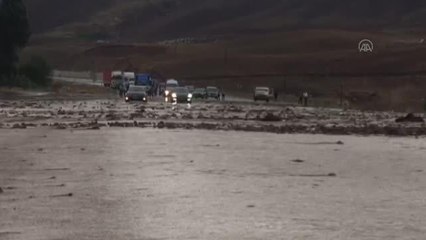 Hakkari karayolu sel nedeniyle ulaşıma kapandı (2)