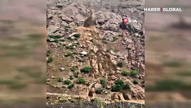 Sel dağların arasından şelale gibi aktı! İşte o anlar