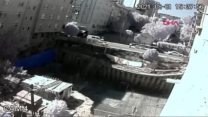 BAĞCILAR'DA İNŞAATIN TEMEL DUVARININ ÇÖKTÜĞÜ ANLAR KAMERADA