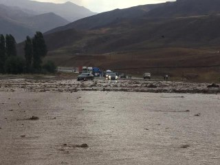 Van-Hakkari kara yolu sel nedeniyle kapandı