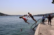 İstanbullular, sıcak havada Boğaz'ın sularında serinledi