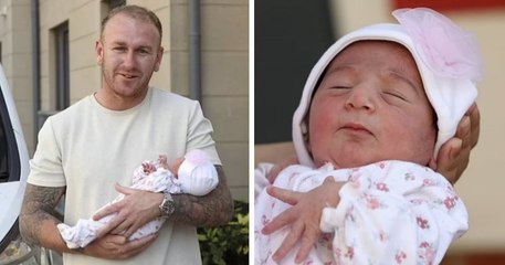 Pendant sa tournée, un livreur britannique aide une femme à accoucher