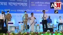 कोलकाता में 'खेला होबे', फुटबॉल खेलती दिखीं ममता | Mamata banerjee Plays Football In 'Khela Hobe'