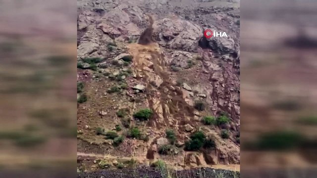 Sel suları şelale gibi dağlardan aktı
