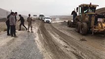 Hakkari karayolu sel nedeniyle ulaşıma kapandı (4)