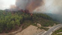 Beydiğin bölgesinde devam eden orman yangını havadan görüntülendi